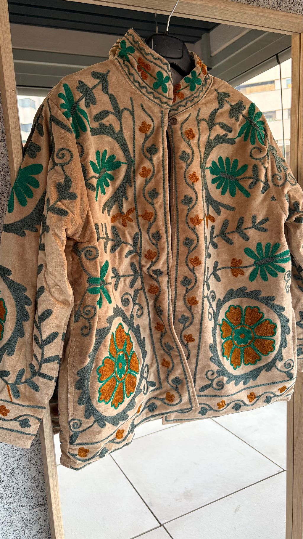 Chaqueta suzani beige