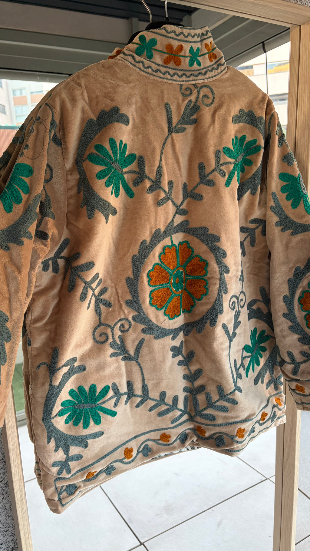 Chaqueta suzani beige
