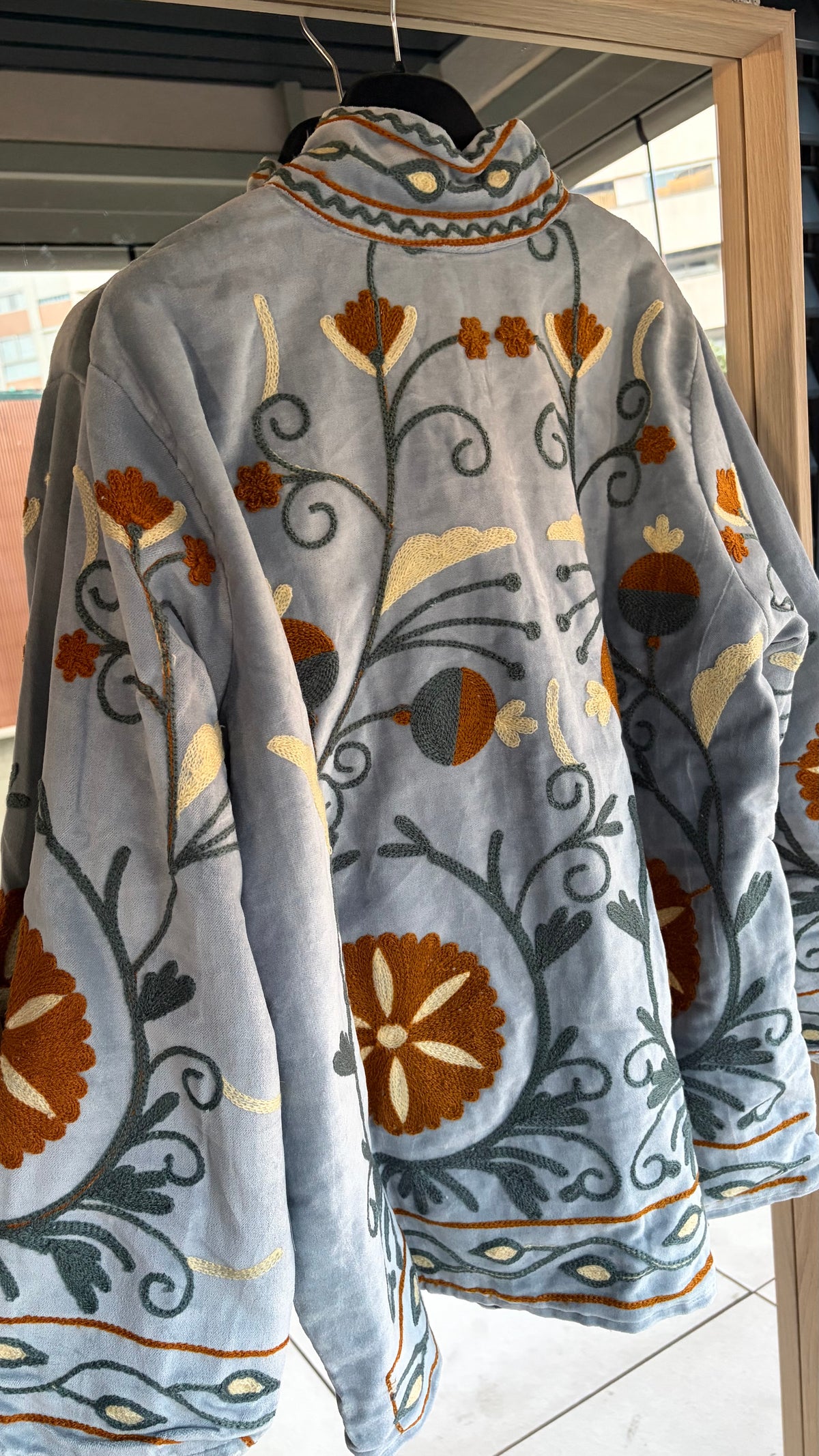 Chaqueta suzani celeste